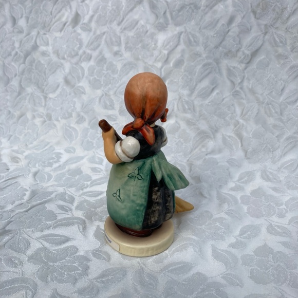 4.75" Hummel Figurine "Little Sweeper" Goebel W Germany 1984 Excellent Condition - Picture 4 of 9